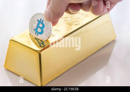 Konzept der Cryptocurrency physischen Bitcoin mit Gold Bullion piggy Bank Stockfoto