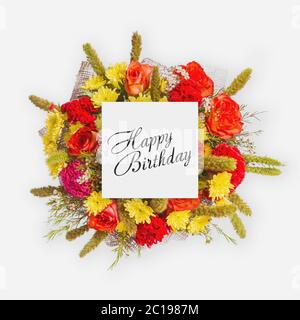 Happy Birthday Karte mit Blumen flach legen Stockfoto