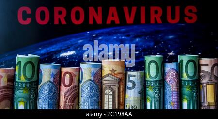 Europa Stockmarket-Chart-Abwärtstrend mit Banknotenhintergrund, Covid19-Virus-Pandemie-Krise, Euro aufgerollt Stockfoto