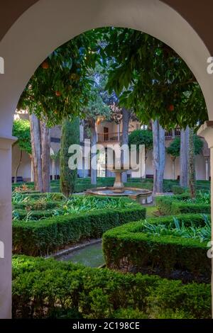 Öffentliche Gärten des mittelalterlichen Alhambra Palastes in Granada Stockfoto
