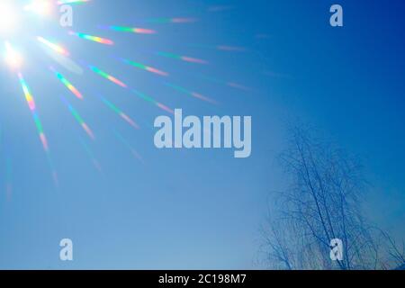 Das Sonnenlicht mit einem spektralen Filtereffekt in einem blauen Himmel Stockfoto