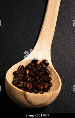 Kaffee Bohnen auf einem Holzlöffel Stockfoto