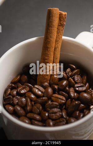 Kaffeebohnen und Zimt in einer Tasse Stockfoto