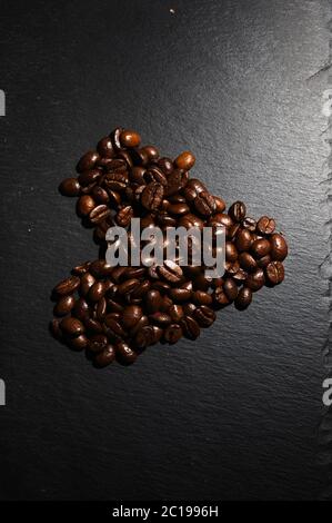 Liebe Kaffeebohnen auf dunklem Hintergrund Stockfoto