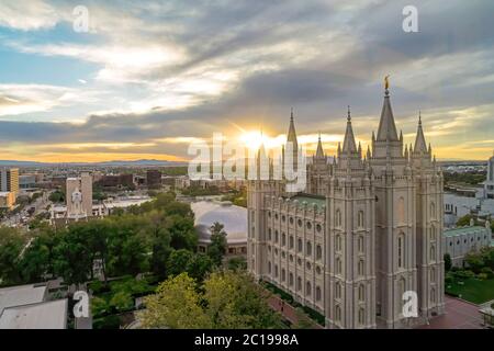 Salt Lake Temple und Salt Lake Tabernacle am malerischen Temple Square bei Sonnenuntergang Stockfoto