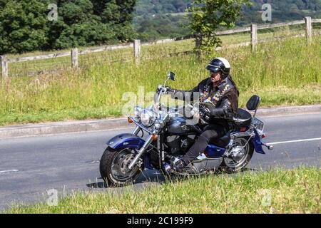 2002 blau silber Suzuki; Motorrad-Fahrer; zweirädrigen Transport, Motorräder, Fahrzeug, Straßen, Motorräder, Motorrad-Fahrer motoring in Chorley, UK Stockfoto