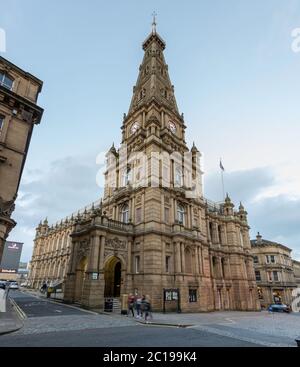 Das Äußere des Halifax Town Hall, ein klassisches Gebäude aus Stein im Zentrum von Halifax, West Yorkshire Stockfoto