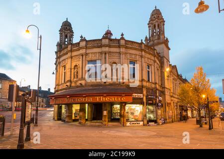 Außenansicht des Victoria Theatre (früher das Civic Theatre) in der West Yorkshire Stadt Halifax in der Abenddämmerung Stockfoto