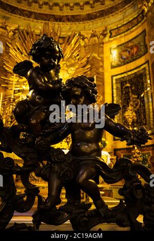 Bronzestatue von zwei kleinen Engeln in einer Kirche in Rom, Italien Stockfoto