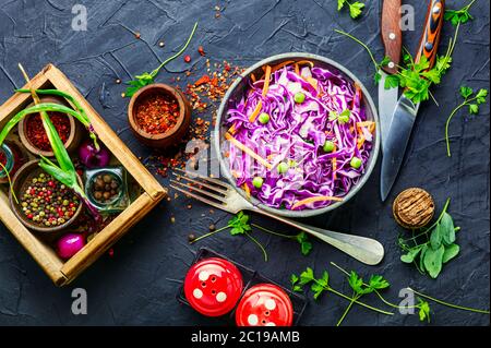 Salat mit frischem Gemüse und purpurnem Kohl.Krautsalat in einer Schüssel Stockfoto