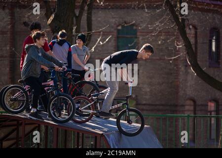 Lwiw, Ukraine - 12. März 2020: BMX im Skatepark der Stadt. Eine Gruppe von Teenagern auf BMX-Bikes in einem Skatepark. Extremsport. Stockfoto