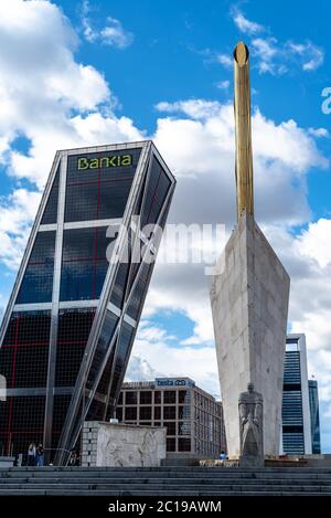 Madrid, Spanien - 12. Juni 2020: Caja Madrid Obelisk und Calvo Sotelo Denkmal auf dem Plaza Castilla Platz gegen KIO Schiefen Türme Stockfoto