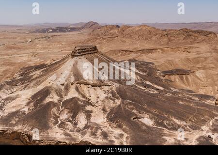 Luftaufnahme des Mount Katum har qatum im makhesh ramon Krater in israel nach Westen Südwesten mit wadi nahal nekarot hinter und links von der kleinen Stockfoto