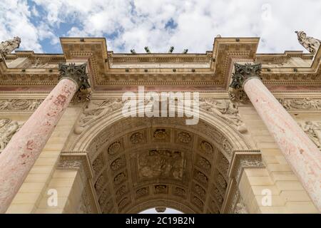 Der Triumphbogen von Carrousel ist ein Triumphbogen in Paris, der sich am Place du Carrousel befindet Stockfoto