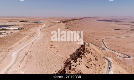 Luftpanorama des Nordrandes des makhesh ramon Kraters in israel nach Nordosten zeigt eine Solarfarm und die Autobahn nach eilat Stockfoto