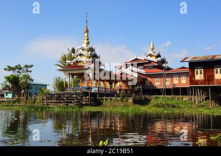Buddhistische Tempel im Dorf auf dem Inle See, Myanmar Stockfoto