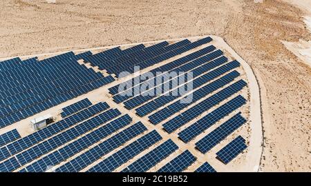 Ein kleiner Teil eines großen Solarenergieparks im negev in israel in der Nähe der Stadt Mitspe ramon, umgeben von karger Sandwüste Stockfoto