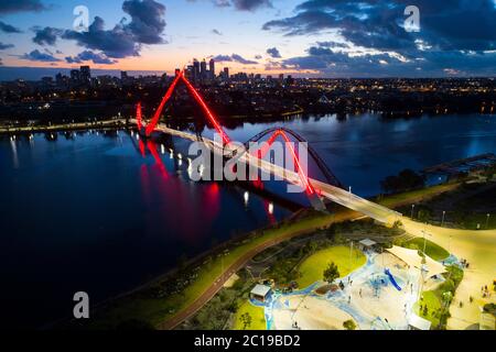 Matagarup Bridge im Abendlicht, Perth, Western Australia Stockfoto