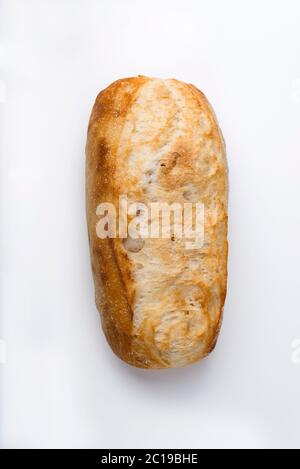 Kleines französisches Baguette isoliert auf hellem Hintergrund. Stockfoto