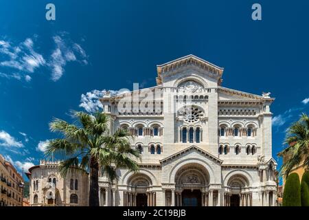 Außenansicht der Kathedrale von Monaco (Kathedrale von Monaco) in Monaco-Ville, Monaco. Es ist berühmt für die Gräber von Prinzessin Grace und Prinz Rainier. Stockfoto