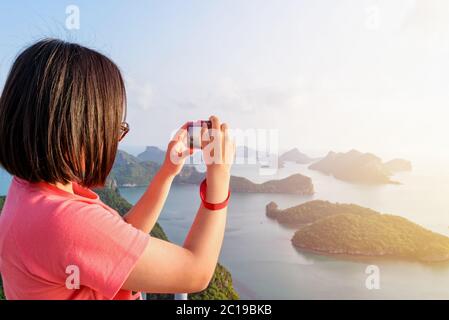 Frau auf dem Gipfel fotografieren Stockfoto