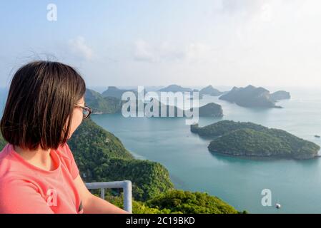 Frau auf dem Gipfel suchen schöne Natur Stockfoto
