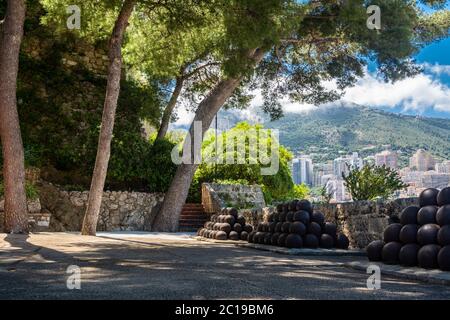 Alte Geschosse im Garten von Saint-Martin auf dem Felsen von Monaco. Stockfoto