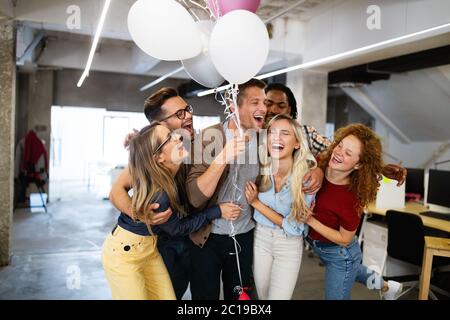 Erfolgreiches Unternehmen mit zufriedenen Mitarbeitern in modernen Büro Stockfoto