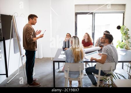 Gruppe von verschiedenen Designern, Geschäftsleute Brainstorming zu Treffen im Büro Stockfoto