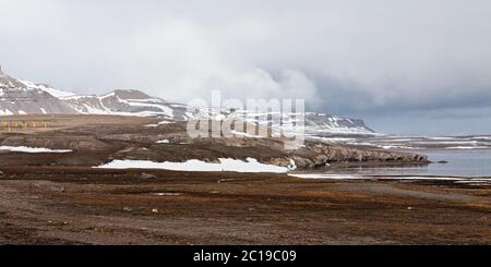 Berglandschaft und Satellitenschüssel in Ny Alesund, Svalbard Inseln Stockfoto