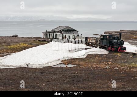 Alte industrielle Zug und Hütte in Ny Alesund, Svalbard Inseln Stockfoto