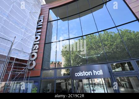 Gerüste außerhalb Bristol Musik Veranstaltungsort Colston Hall für die Entfernung des Namens des 17. Jahrhunderts Kaufmann Edward Colston aus seiner Beschilderung nach einem Streit über seine Beteiligung am Sklavenhandel. Der Veranstaltungsort sagte, der Umzug sei "nur ein Schritt auf unserem Weg zur Bekanntgabe eines neuen Namens für den Veranstaltungsort im Herbst 2020". Stockfoto