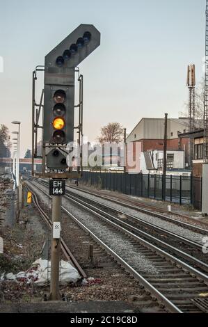 Hampshire, Großbritannien - 11. Februar 2012: Eine einzige gelbe Ampel auf einem Bahnsignal in Hampshire zeigt, dass ein Zugfahrer mit Vorsicht vorgehen muss und b Stockfoto