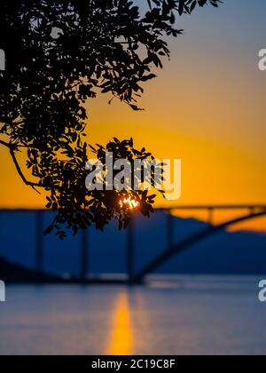 Sonnenuntergang Landschaft Brücke Festland zur Insel Krk Kroatien Stockfoto