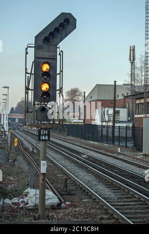 Hampshire, Großbritannien - 11. Februar 2012: Zwei gelbe Lichter auf einem Bahnsignal, die vorläufige Vorsicht zum Fahrer eines Zuges zeigen und vorschlagen, dass die Stockfoto