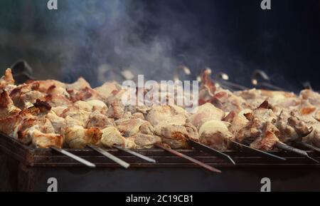 Köstlicher Shish Kebab wird auf Spiessen gebraten Stockfoto