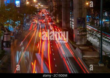 Schönes nächtliches Bild des Verkehrs auf der Sukhumvit Road mit langen farbigen Spuren von beweglichen Auto Lichter, Bangkok, Thailand Stockfoto