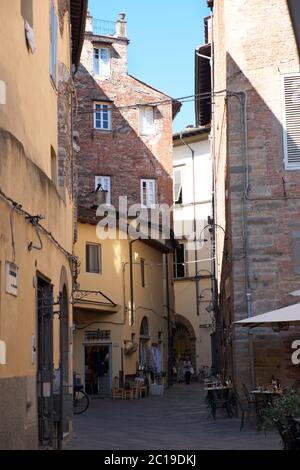 Gasse durch die alte ummauerte Stadt Lucca, in der Toskana, Italien Stockfoto