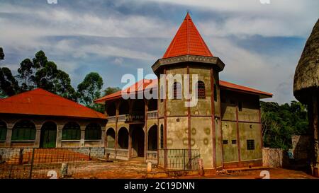 Blick auf das Chiefdom-Hauptquartier aka Chefferie, das Hauptsymbol von Bandjoun, Kamerun Stockfoto