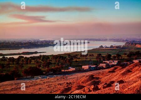 Sonnenuntergang Panoramablick auf den Nil von Beni Hasan archäologische Stätte, Minya , Ägypten Stockfoto