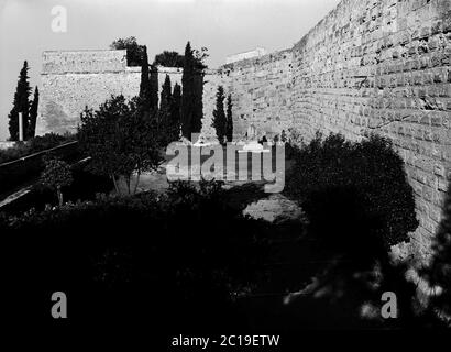 MURALLA ROMANA CONSTRUIDA CON SILLARES ALMOHADILLADOS SOBRE BASAMENTO 'CICLOPEO' PROCEDENTE DE LA ANTIGUA MURALLA IBERICA - AÑOS 60. Lage: CIUDAD ROMANA. TARRAGONA. SPANIEN. Stockfoto