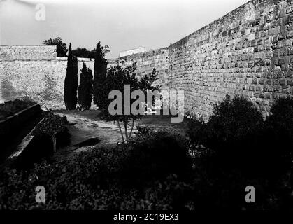 MURALLA ROMANA CONSTRUIDA CON SILLARES ALMOHADILLADOS SOBRE BASAMENTO 'CICLOPEO' PROCEDENTE DE LA ANTIGUA MURALLA IBERICA - AÑOS 60. Lage: CIUDAD ROMANA. TARRAGONA. SPANIEN. Stockfoto