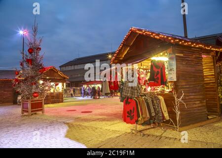 Niort, Frankreich - 05. Dezember 2017: Handwerker-Hütten mit Weihnachtsbeleuchtung rund um auf dem Hauptplatz der Innenstadt von ni Stockfoto