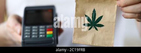 Paketlieferung mit Marihuana, Zahlungsterminal Stockfoto