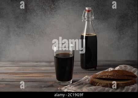 Hausgemachte tradisionale russische Kvass mit Glas Tasse und Brot. Wunderbar gesundes Erfrischungsgetränk für den Sommer Stockfoto