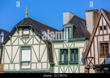 Dies ist eine Nahaufnahme eines weißen Tudor-Stil-Cottage in der Bretagne, Frankreich mit grünen und braunen Außenhölzern. Stockfoto