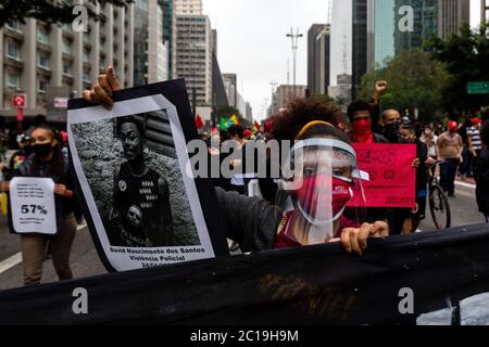 Sao Paulo, Brasilien. Juni 2020. Ein Demonstrator hält ein Zeichen gegen Polizeigewalt in Brasilien. In Sao Paulo schätzten die Militärpolizei 1000 Demonstranten, die sich im Nieselregen zu einer Protestaktion gegen Bolsonaro, gegen Rassismus und für Demokratie versammelten. Kredit: Diego Baravelli/dpa/Alamy Live Nachrichten Stockfoto