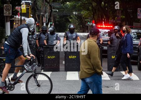 Sao Paulo, Brasilien. Juni 2020. Die Militärpolizei von Sao Paulo sorgt bei einer Demonstration gegen die Regierung Bolsonaro für Sicherheit. In Sao Paulo schätzte die Militärpolizei, dass sich 1000 Demonstranten während einer Protestaktion gegen Bolsonaro, gegen Rassismus und für Demokratie im Nieselregen versammelten. Kredit: Diego Baravelli/dpa/Alamy Live Nachrichten Stockfoto