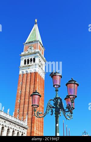 Vintage Straße Laternen und St. Mark Campanile - Campanile di San Marco Glockenturm-imposante 16. Jahrhundert quadratische Kathedrale Turm ein Engelsplein Stockfoto