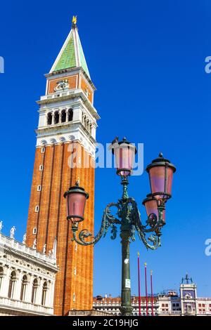 Vintage Straße Laternen und St. Mark Campanile - Campanile di San Marco Glockenturm-imposante 16. Jahrhundert quadratische Kathedrale Turm ein Engelsplein Stockfoto